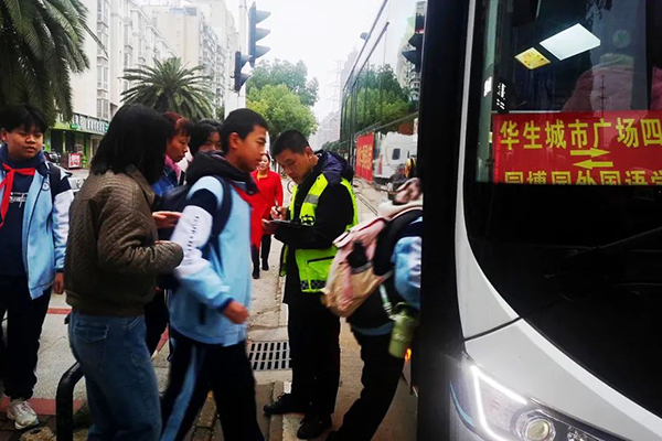 從小區門口安全到學校 武漢公交集團開通506路定制專車