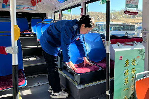讓乘客乘車更溫暖舒適 太原公交駕駛員為車輛自制愛心坐墊