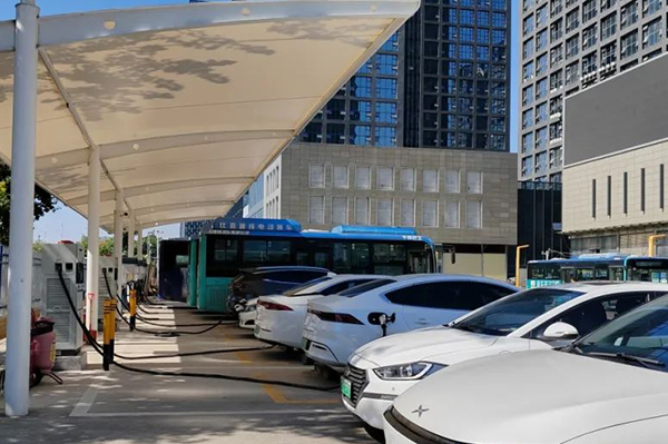 可為社會車輛充電 深圳東部公交寶龍公館社會充電服務站開放