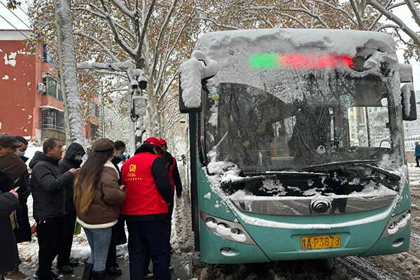 保障市民惡劣天氣順利出行 鄭州公交各崗位聯(lián)動大雪中凌晨探路