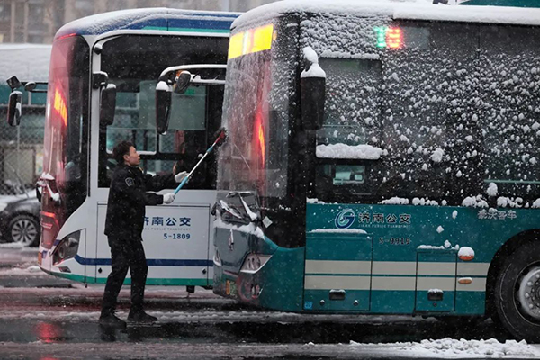 堅守工作崗位 濟(jì)南公交全力保障市民低溫雨雪天氣正常出行