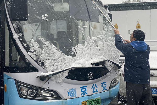 戰風雪確保行車安全 南京公交集團最大限度保障市民順利出行