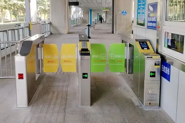 乘客自助刷卡進站 合肥公交 “無人值守”BRT智慧島站投入使用