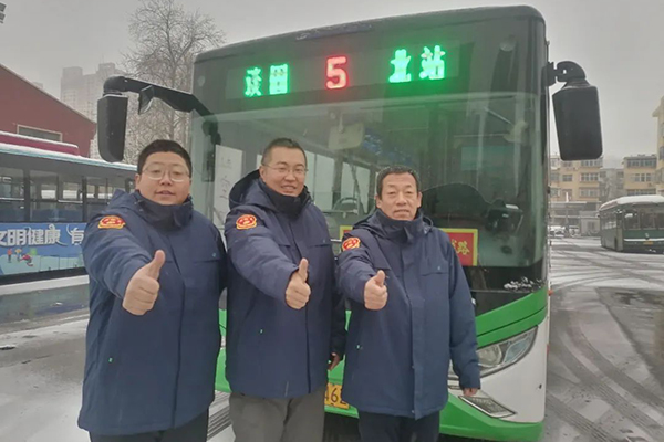做好防寒保暖工作 石家莊公交御寒冬裝發放到一線車長手中