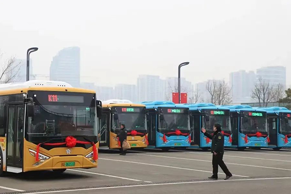 “暖城巴士”正式啟動 臨沂公交集團100臺新能源公交車交付