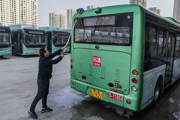 為乘客提供舒適乘車環境 鄭州公交開展衛生專項整治活動