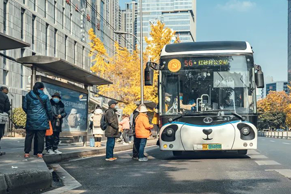 最快3分鐘一輛車 成都公交自主研發“三電”除塵器專用工具