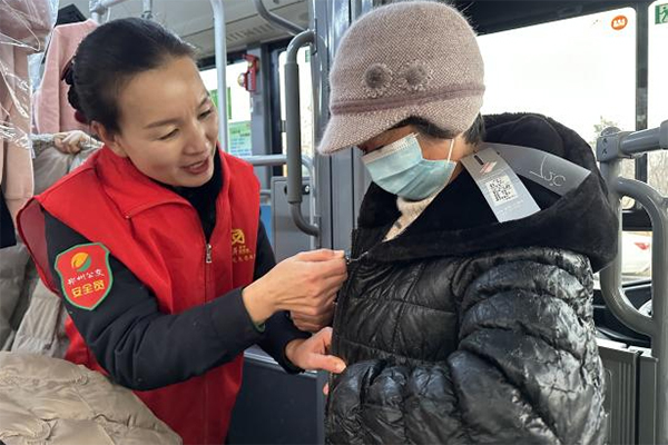 小善凝聚大愛 鄭州公交“虎萍黨員幫幫團”愛心衣櫥再次開啟