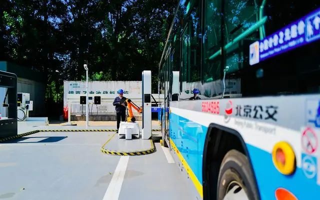 首次實現(xiàn)充綠電！北京超8000輛電動公交車“零碳”升級