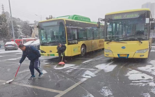 凌晨冒雪“探路” 貴陽公交抗凝保暢護航群眾出行