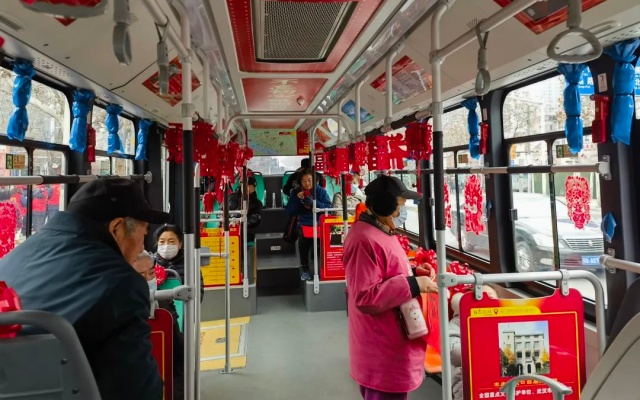讓車內紅紅火火 武漢公交志愿者邀乘客一起“鬧新春”