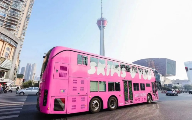 不愧是大城市 成都街頭驚現“芭比粉”雙層公交