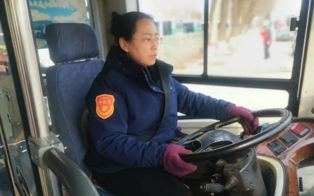 讓市民坐上放心車 退休前的她站好了節(jié)日的最后一班崗