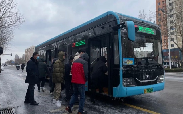 全力以赴戰(zhàn)風(fēng)雪 臨沂公交溫暖乘客出行路
