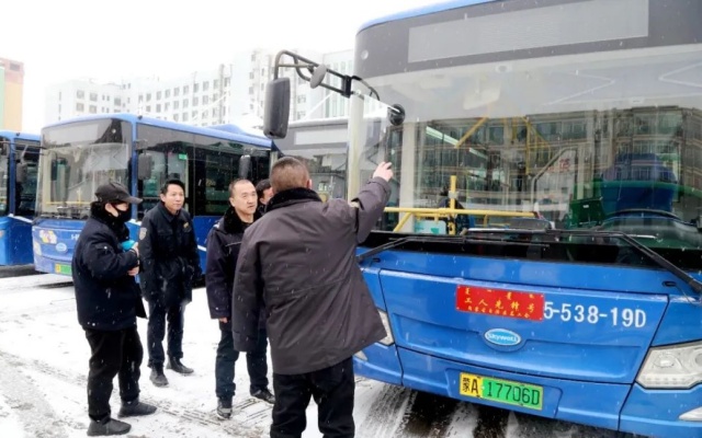 浴“雪”奮戰 呼市公交全力以赴保障市民安全出行