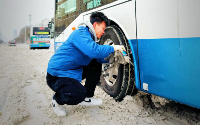 迎戰(zhàn)龍年首場(chǎng)大雪 太原公交全力保障雪天安全出行