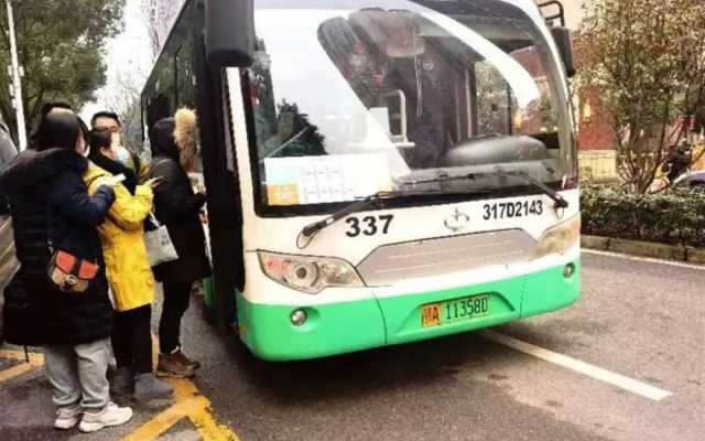小區(qū)直達(dá)地鐵站 居民通勤節(jié)約20分鐘 武漢定制公交來(lái)啦