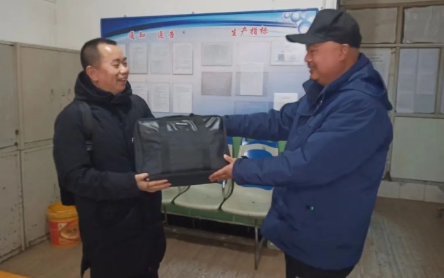 婉拒現(xiàn)金酬謝 石家莊公交車長撿到投影儀物歸原主