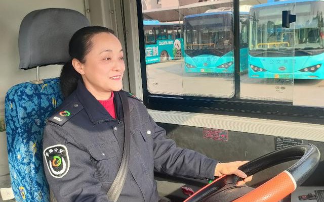 全國人大代表楊苗苗：除了開好公交車 我關(guān)注的還有很多