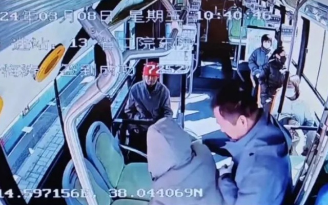 攙扶坐輪椅老人上下車 公交司機細心舉動溫暖十米車廂