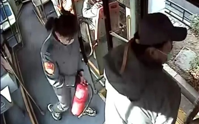 路遇電動三輪自燃 石家莊公交車長出手相助