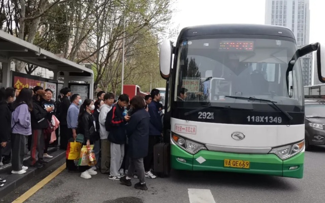 武漢公交部分公交“兩車連發” 祭掃專線“車等人”