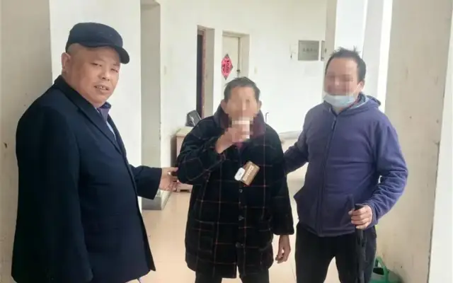 八旬老奶奶獨自上車走失 幸遇好心人一路接力找到親人