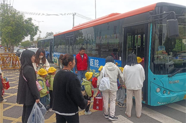 助當?shù)貙W子春游出行 蘇州公交定制公交上線