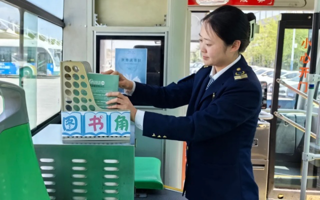 世界讀書日 溫馨巴士教您做不一樣的“低頭族”