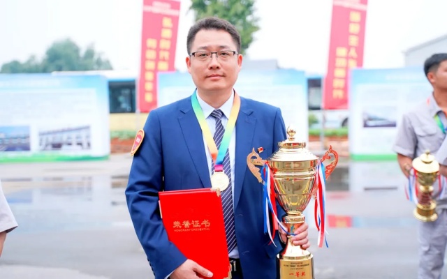 致敬勞動者 小小公交駕駛艙內(nèi)有他的“四心”