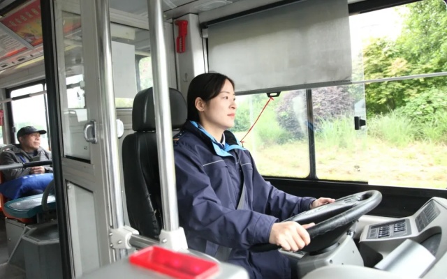 “上車慢點，請站穩(wěn)扶好！” 這是她的口頭禪