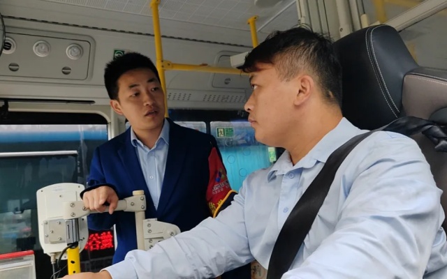 致敬勞動者 用自己踏實勤懇的力量 點燃公交人的光芒