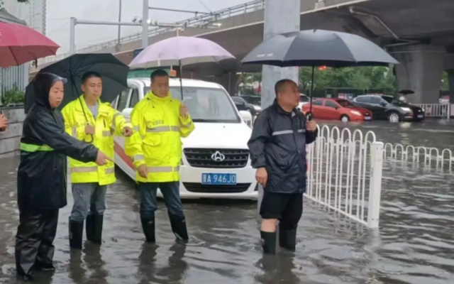 服務體現在細節 大雨中的太原公交人