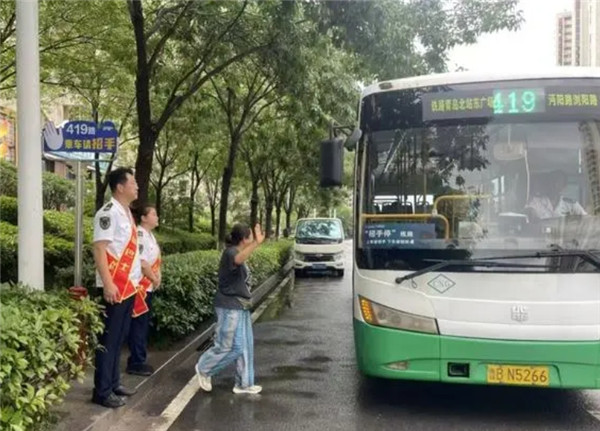 青島34路公交車實行“招手停”服務新模式