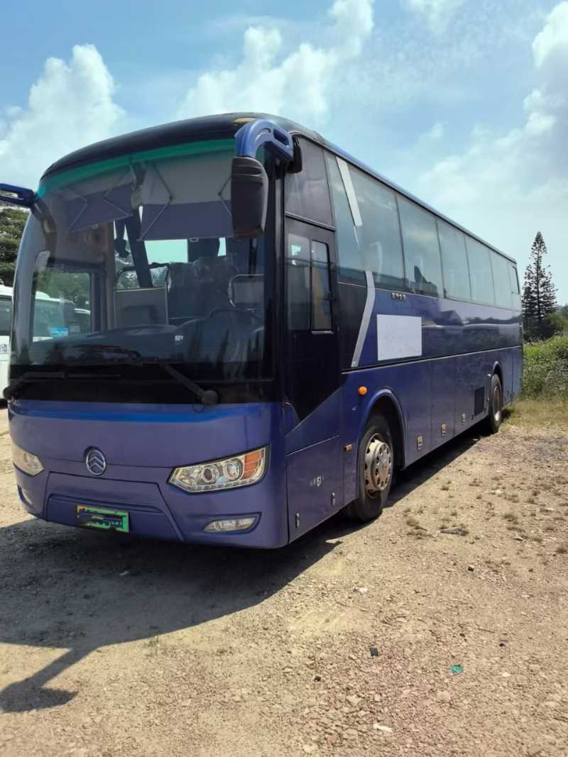 多臺(tái)粵牌51座非營(yíng)運(yùn)金旅6112油電混合客車(chē)