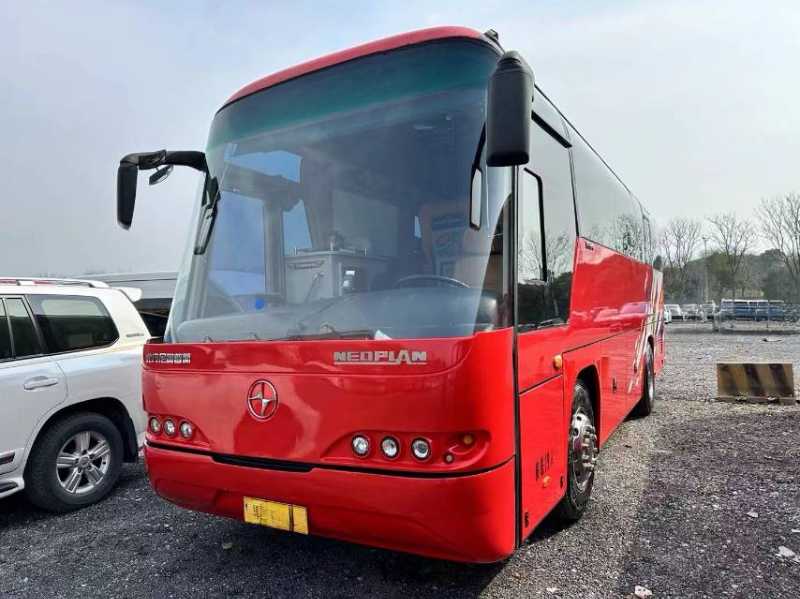 非營運(yùn)19座2+1半臥國五帶腿托北方尼奧普蘭6903客車