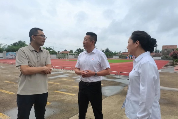 鹽城“定制公交”入校門——解決學生“通學難”問題