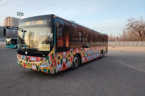 創(chuàng)意“換裝”！哈密公交車“穿上”艾德萊斯花裙