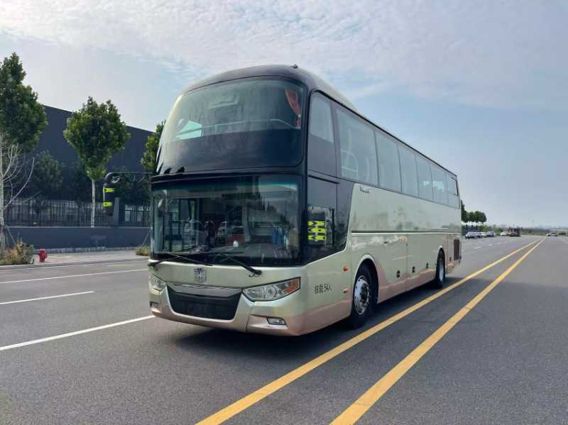 2017年4月上牌54座一層半國五雙門氣囊中通6119旅游車