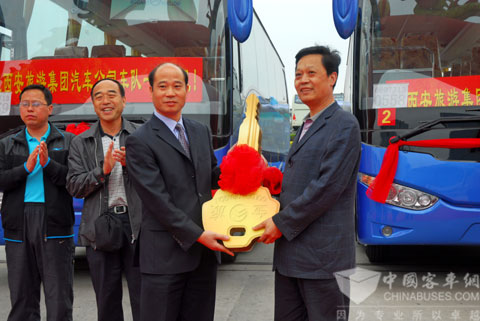 金旅銷售公司李鵬總經(jīng)理將金鑰匙交到西安旅汽費(fèi)長安總經(jīng)理手里
