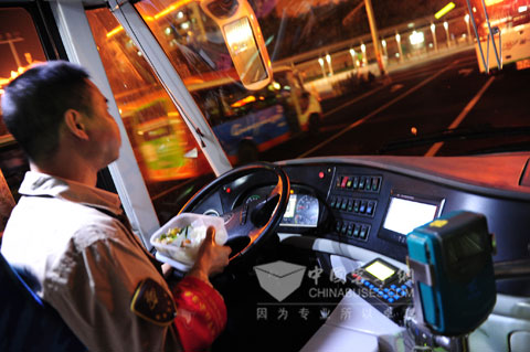 為亞運服務，為市民服務，司機師傅匆忙地在 車上吃一口飯