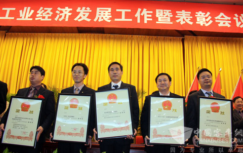 大金龍技術部工程師(中)代表公司接受 “廈門科技進步二等獎”榮譽