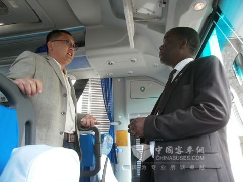 海外副總李紀(jì)留向洛帕先生詳細(xì)介紹中通客車(chē)