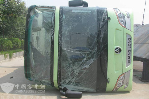 常隆YS6128E4QI型客車側翻落地后凸顯出全承載車身的優勢
