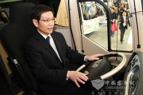 廖力強大使現場體驗大金龍展車XMQ6900