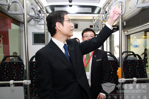 廖力強大使參觀大金龍三門公交車XMQ6120AGD