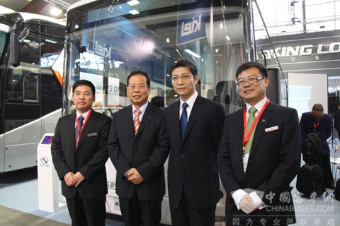 金龍集團運營總監鄧鴻飛、駐比經商參贊王賀亮、駐比大使廖力強、大金龍副總經理朱國強(從左至右)現場合影留念