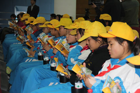 小學(xué)生們認(rèn)真學(xué)習(xí)交通安全常識(shí)