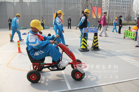 孩子們親自駕車(chē) 寓教于樂(lè)學(xué)安全