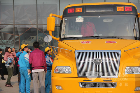 宇通長(zhǎng)鼻子校車(chē)保證學(xué)童安全